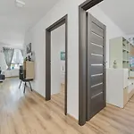 Spacious With Balcony Near The Slavic Hill By Renters Prestige * ורוצלב