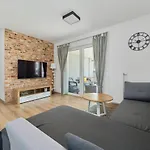 Spacious With Balcony Near The Slavic Hill By Renters Prestige * ורוצלב