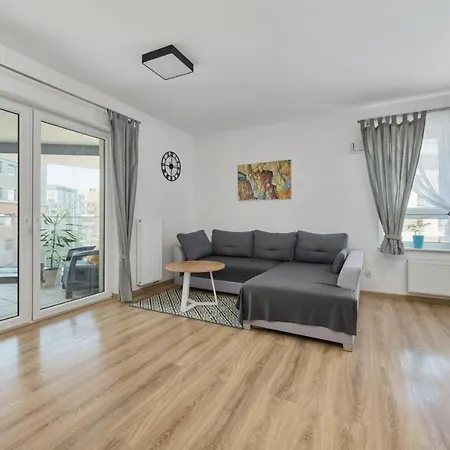 アパート Spacious With Balcony Near The Slavic Hill By Renters Prestige ヴロツワフ