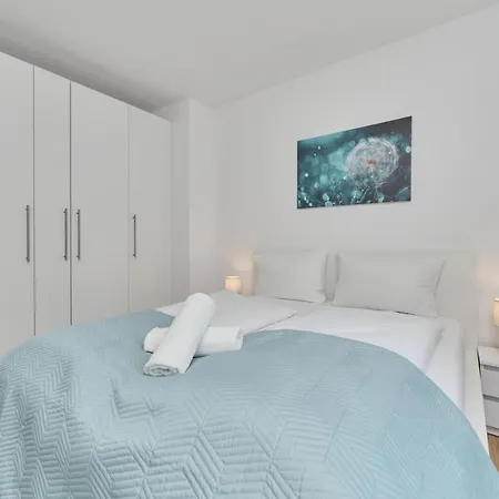 Spacious With Balcony Near The Slavic Hill By Renters Prestige Vratislav