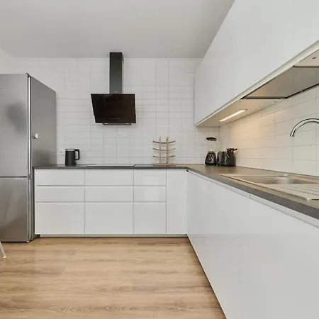 Spacious With Balcony Near The Slavic Hill By Renters Prestige * Vratislav