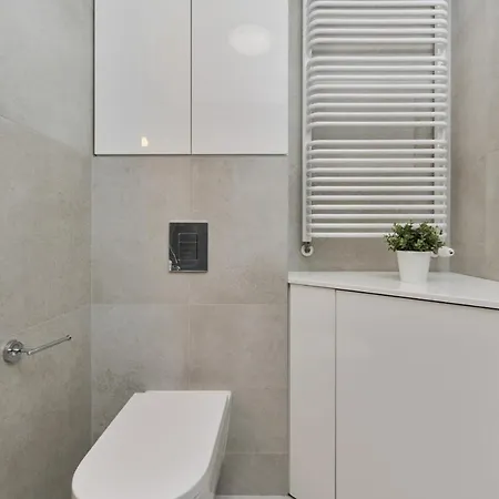 Spacious With Balcony Near The Slavic Hill By Renters Prestige Apartmán *