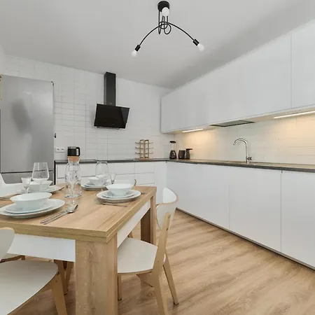 Spacious With Balcony Near The Slavic Hill By Renters Prestige Apartmán Vratislav