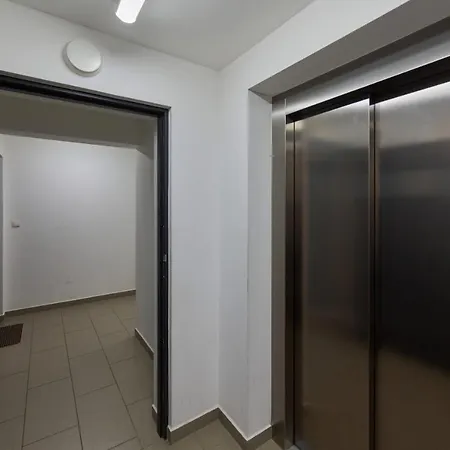 Spacious With Balcony Near The Slavic Hill By Renters Prestige Apartmán Vratislav