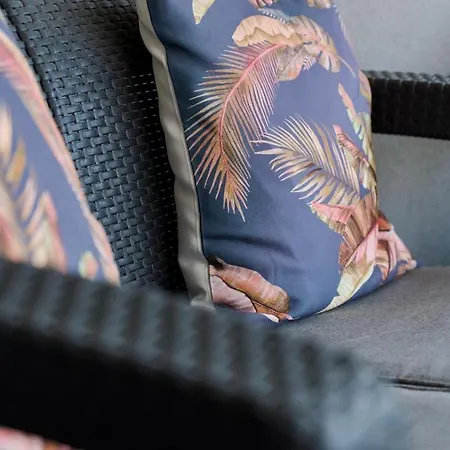 Spacious With Balcony Near The Slavic Hill By Renters Prestige Apartmán