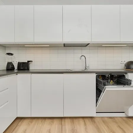 Spacious With Balcony Near The Slavic Hill By Renters Prestige Apartmán *