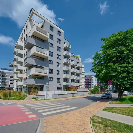 Spacious With Balcony Near The Slavic Hill By Renters Prestige * Βρότσλαβ